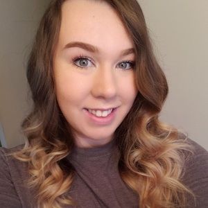 Meet your Posher, Lora